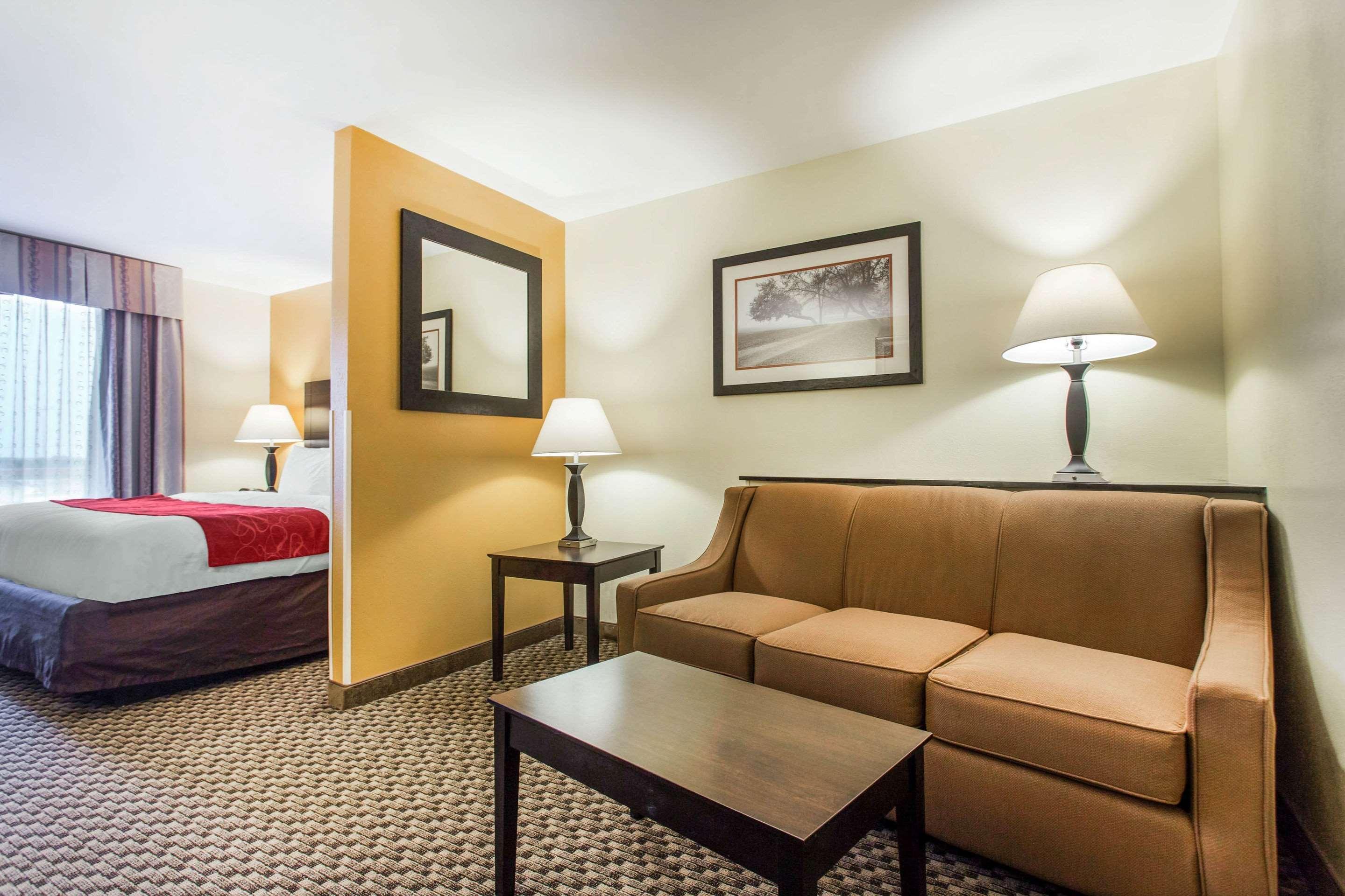 Comfort Suites Clinton Near Presbyterian College Exterior foto